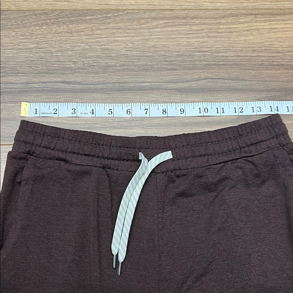 Vuori Halo Essential Wideleg Pant in Raisin Heather Brown Size Medium? - Picture 8 of 12